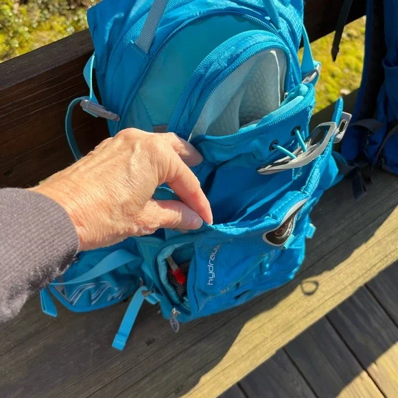 Osprey Women’s "Raven 14" Biking Backpack w/Hydration Bladder - Picture 3 of 8